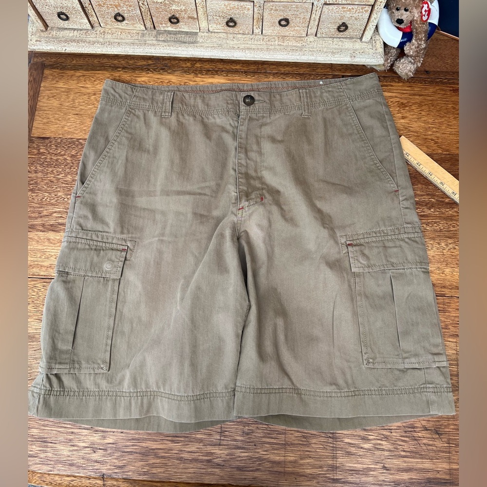 Transcript men’s size 38 waist khaki/tan cargo shorts canvas like soft cotton